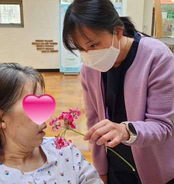 오늘은 어르신과 산책을 통해 봄 꽃과 봄 햇살을 느껴보았습니다.
먼저 원예공간에 피어있는 꽃 향기를 맡아보며 계절 '봄'을 알려드렸습니다.
밖으로 나가 따스한 봄 햇살을 온몸으로 받아보고, 
새 지저귀는 소리, 푸릇한 나무들을 보며 봄을 느껴보았답니다✿