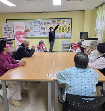 ❁ 손과 눈의 협응 능력을 강화하고, 정서적 안정감을 찾을 수 있는 미술 활동.
*  인사 나누기 -  오늘의 날짜 알아보기,야채 박수(감자 짝! 고구마 짝! 오이 짝! 호박 짝!), 성함 이야기 하기
*  인지 활동  -표정으로 감정 표현하기
*  미술 활동 -  꽃으로 꾸민 나
* 소감 나누기 및 마무리

❁ 감정을 얼굴 표정으로 표현해 보시면서 웃는 얼굴이 예쁨을 말씀하심
    소 근육을 이용해 꽃과 나뭇잎에 풀칠을 해서 머리와 옷을 표현하시고는 예쁘다고 사진을 찍어 달라고 요청하시기도 하심
   오늘 활동의 만족스러움을 박수로 마무리하시고 다음에 또 만나기를 약속하시고 헤어지심 (●'◡'●)