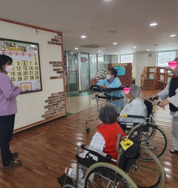 봄이 오는 소식을 전해보며, 어르신들과 봄 하면 떠오르는 것을 이야기해보며 시작해보았습니다!
봄 하면 나물, 꽃이 제일 먼저 생각나신다하셨어요~
어르신들과 원예 공간에 숨겨진 꽃을 찾아보며 산책해보았습니다. · ₊ ˚✿
흙과 식물에서 전해지는 내음도 맡아보고 서로 몇 개 찾았는지 이야기도 나눠보았어요.   
활동 종료 후, 맛있는 거 먹을 때 보다 지금 이 순간이 제일 행복하다고 표현해주셨답니다! ♥