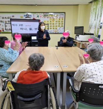 10월~~  
창밖으로 파란 하늘을  관찰하고, 가을을 느껴보는 것으로  시작했습니다.
양손을 펼치고 새끼손가락부터 순서대로 접으며  내가 제일 좋아,  내가 최고야, 너도 최고야  큰 소리로  말하며, 
오른쪽과 왼쪽에 앉은 어르신들과 인사를 나누었어요~~
가을에 피는 꽃은 코스모스,  국화,  